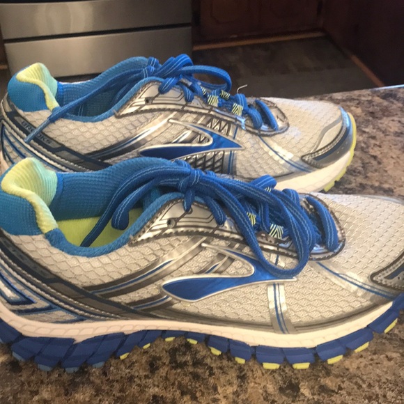 white brooks tennis shoes